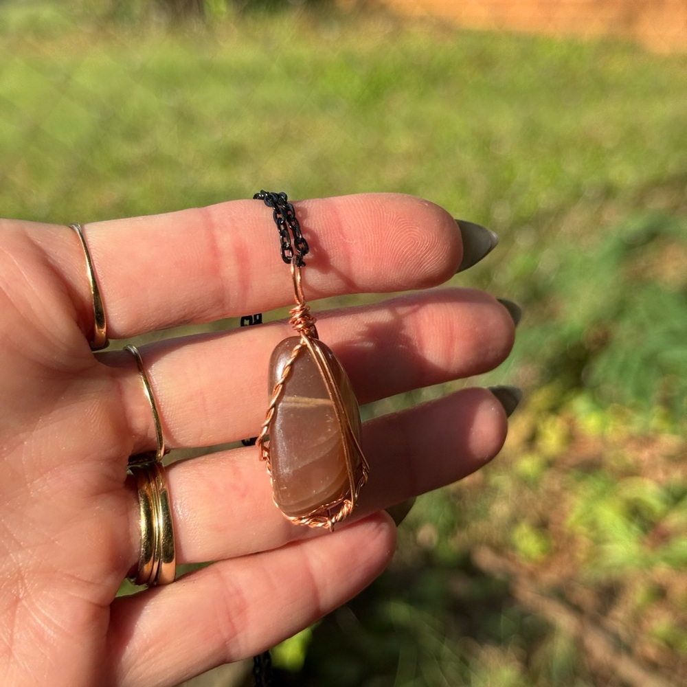 Peach moonstone crystal necklace - Picture 3 of 5